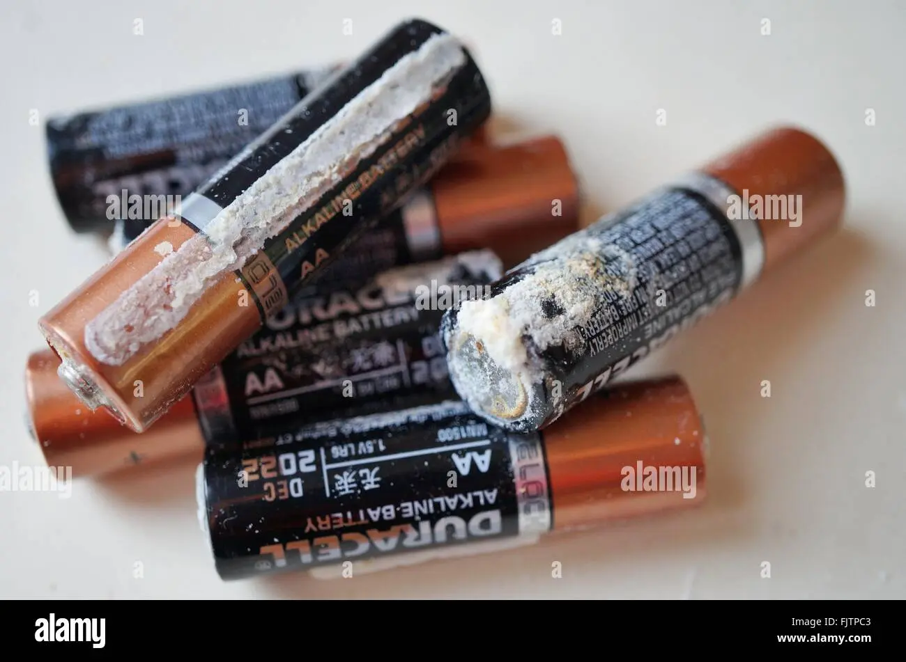 carbonatado en baterias alcalinas de ni cd - Cómo se llama el carbón de las pilas